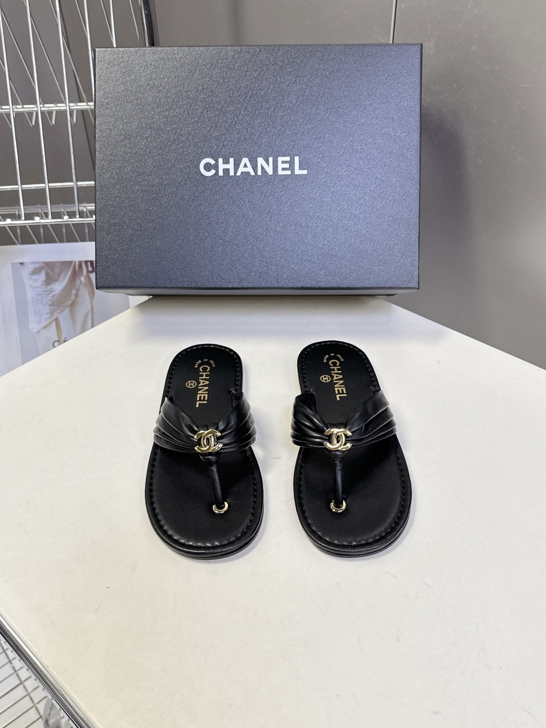 香奈儿Chanel春夏最新款人字拖超多明星网红种草 鞋面中心的金色双C标志是品牌的经典识别元素 自带精致
