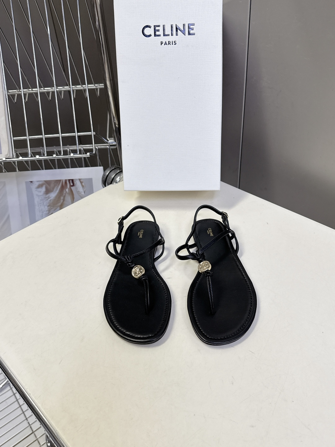 CELINE思琳春夏最新款凯旋门夹趾平底凉鞋超多明星网红种草 夹趾带中间的金色圆形饰牌 刻有CELINE