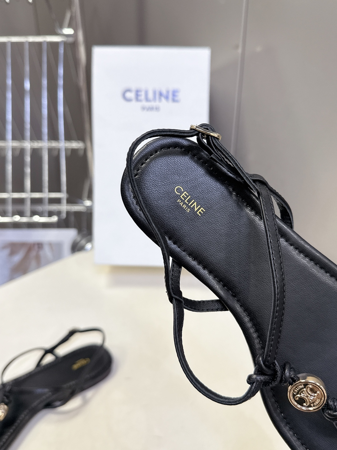 CELINE思琳春夏最新款凯旋门夹趾平底凉鞋超多明星网红种草 夹趾带中间的金色圆形饰牌 刻有CELINE