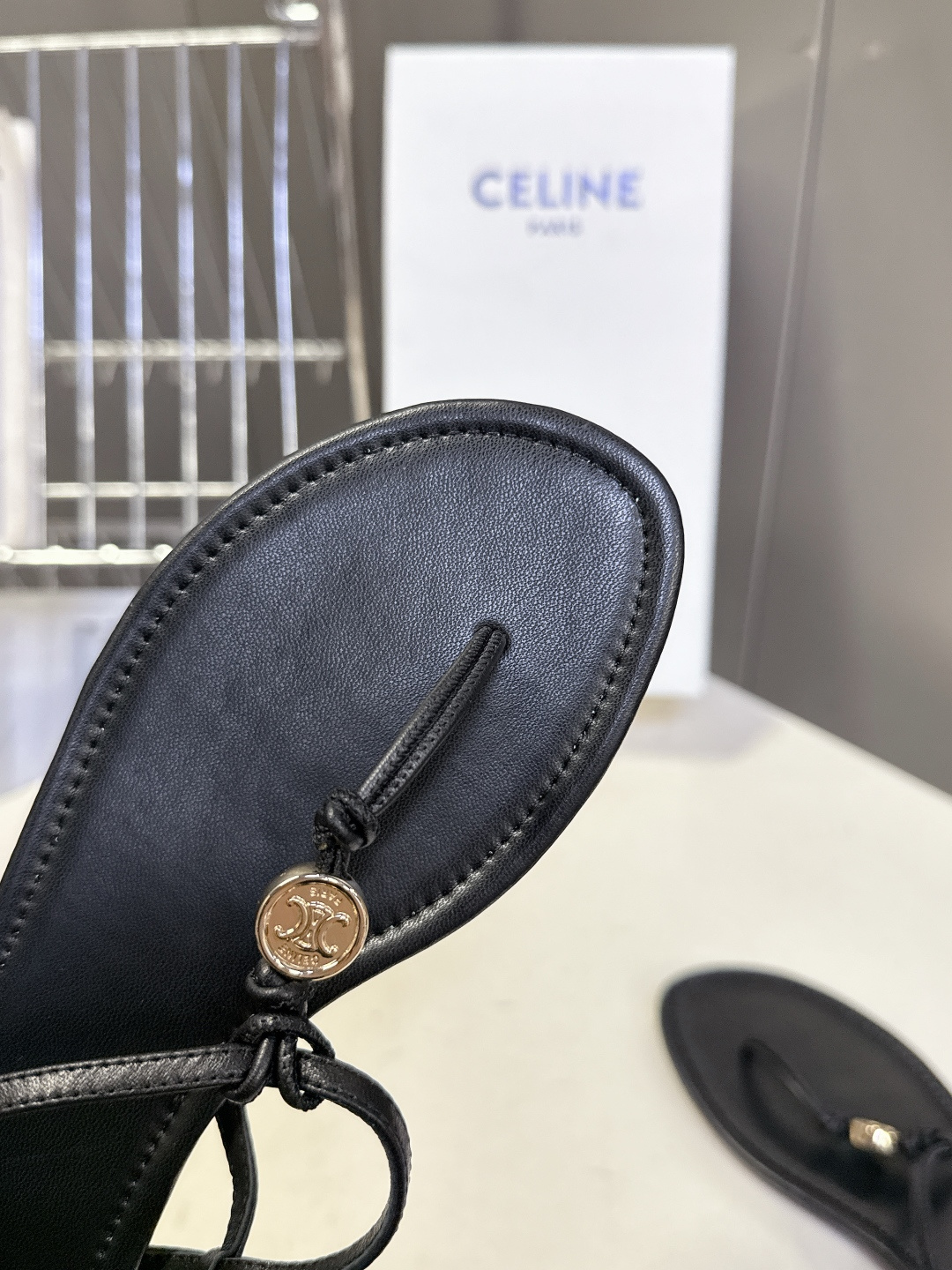 CELINE思琳春夏最新款凯旋门夹趾平底凉鞋超多明星网红种草 夹趾带中间的金色圆形饰牌 刻有CELINE