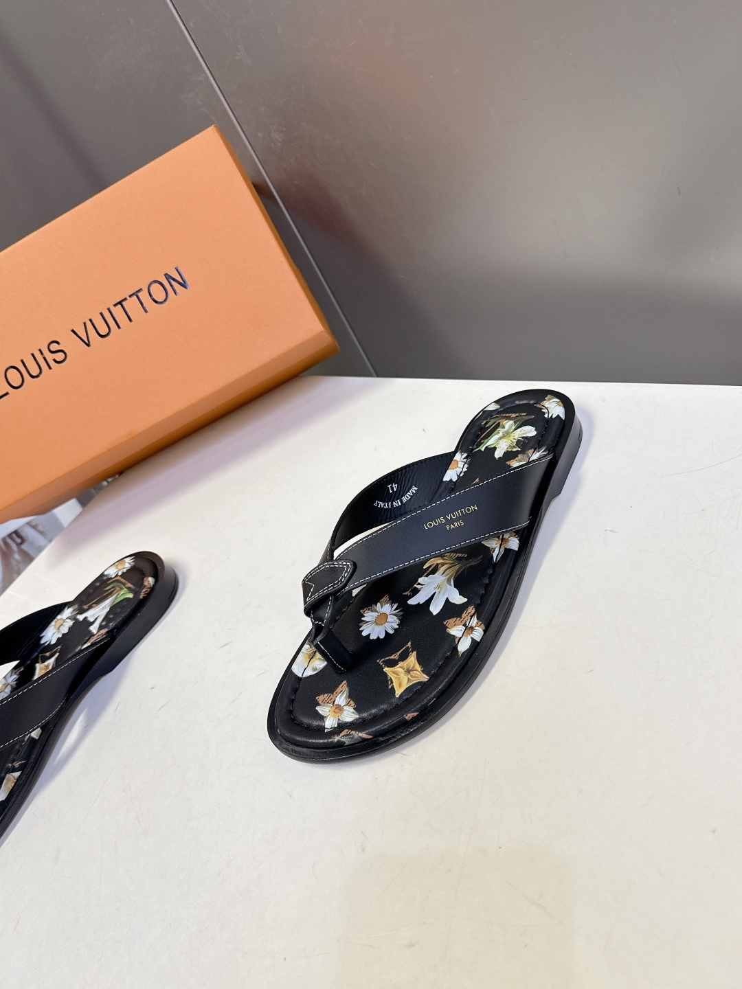 Louis Vuitton路易威登春夏最新款人字拖超多明星网红种草 鞋面的皮革带上印有清晰的品牌logo