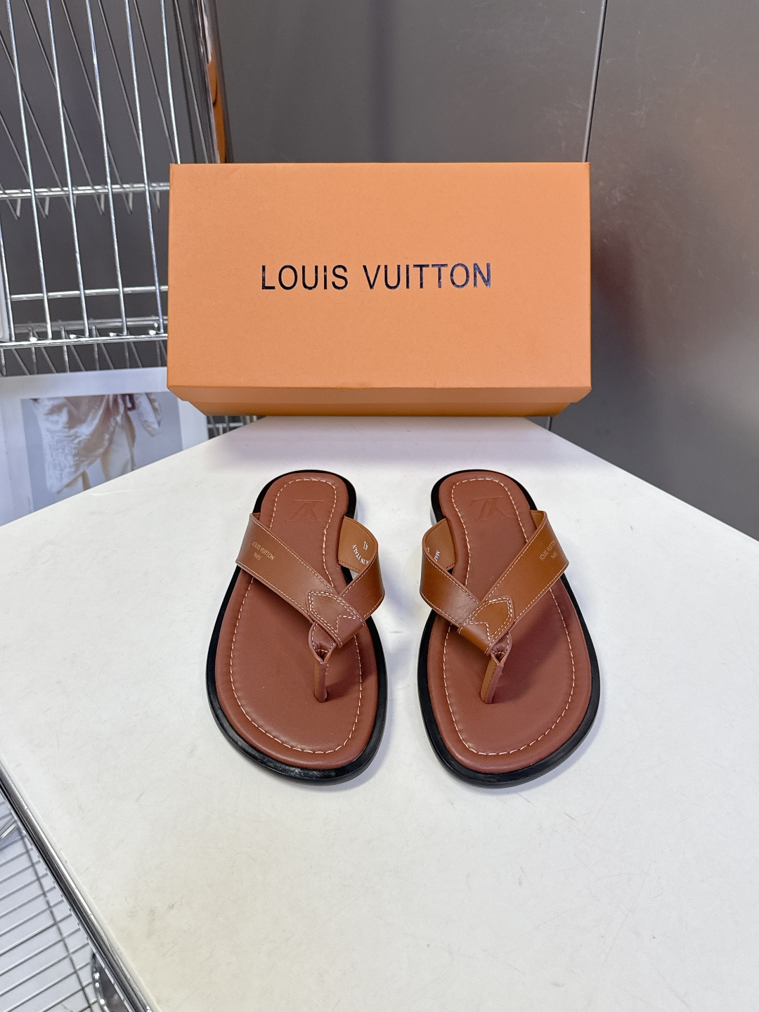 Louis Vuitton路易威登春夏最新款人字拖超多明星网红种草 鞋面的皮革带上印有清晰的品牌logo