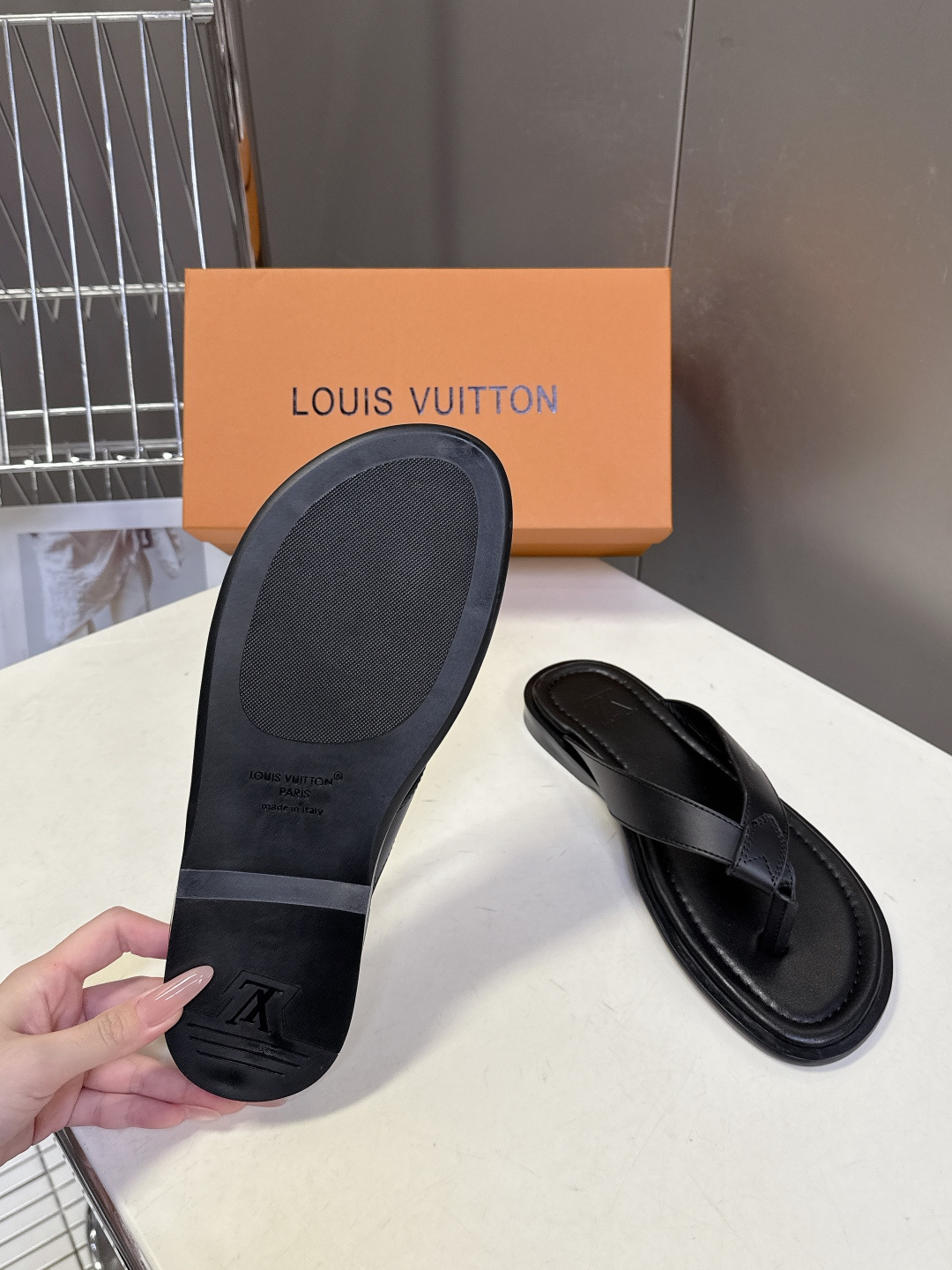 Louis Vuitton路易威登春夏最新款人字拖超多明星网红种草 鞋面的皮革带上印有清晰的品牌logo