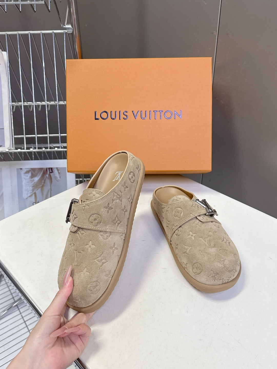 Louis Vuitton路易威登春夏最新款麂皮穆勒半拖超多明星网红种草 鞋身正面的金属LV字母搭扣是点