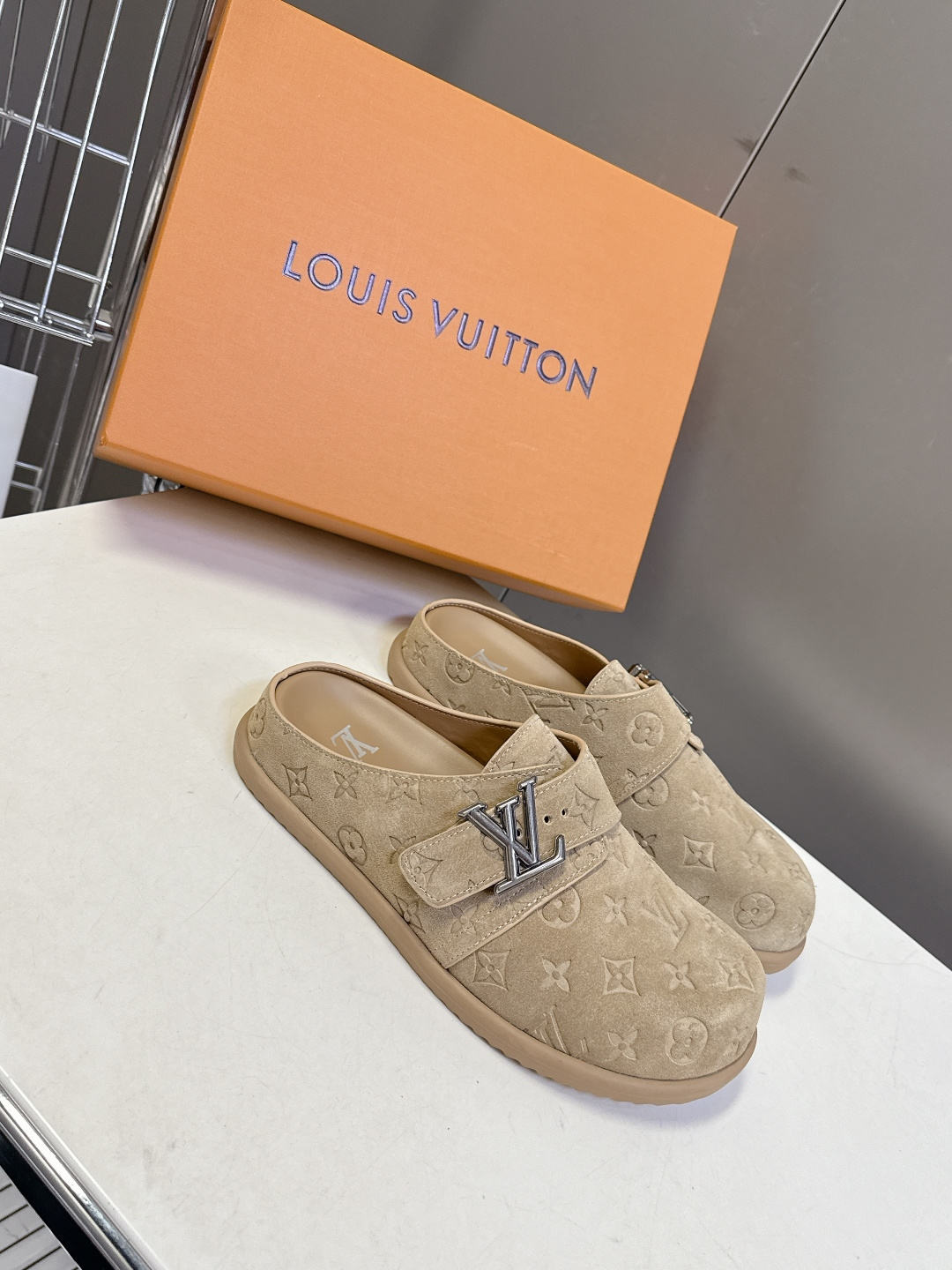 Louis Vuitton路易威登春夏最新款麂皮穆勒半拖超多明星网红种草 鞋身正面的金属LV字母搭扣是点