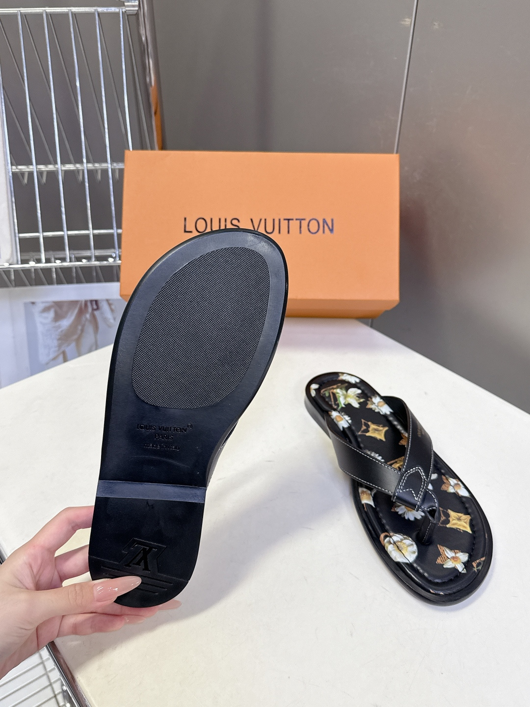Louis Vuitton路易威登春夏最新款人字拖超多明星网红种草 鞋面的皮革带上印有清晰的品牌logo
