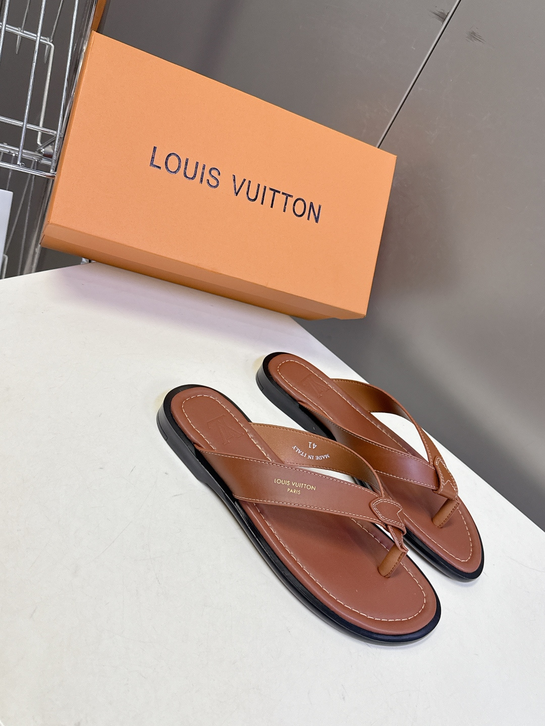Louis Vuitton路易威登春夏最新款人字拖超多明星网红种草 鞋面的皮革带上印有清晰的品牌logo
