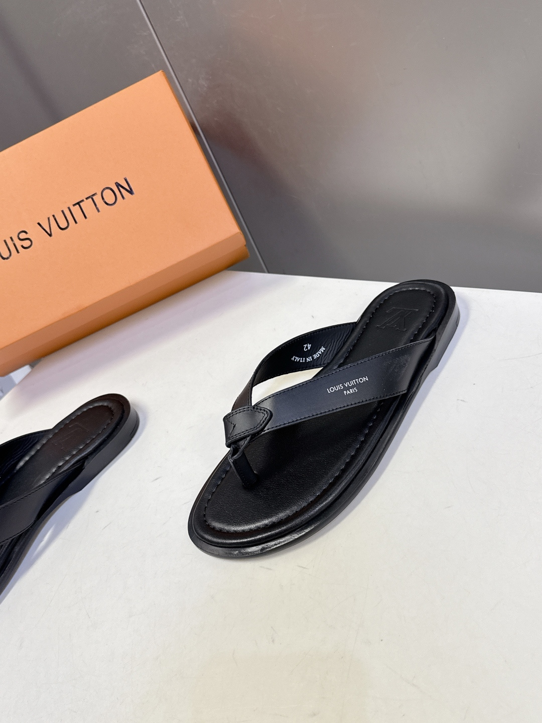 Louis Vuitton路易威登春夏最新款人字拖超多明星网红种草 鞋面的皮革带上印有清晰的品牌logo