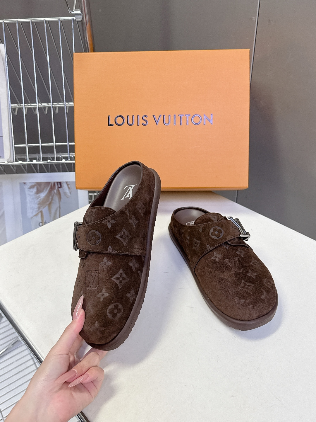 Louis Vuitton路易威登春夏最新款麂皮穆勒半拖超多明星网红种草 鞋身正面的金属LV字母搭扣是点