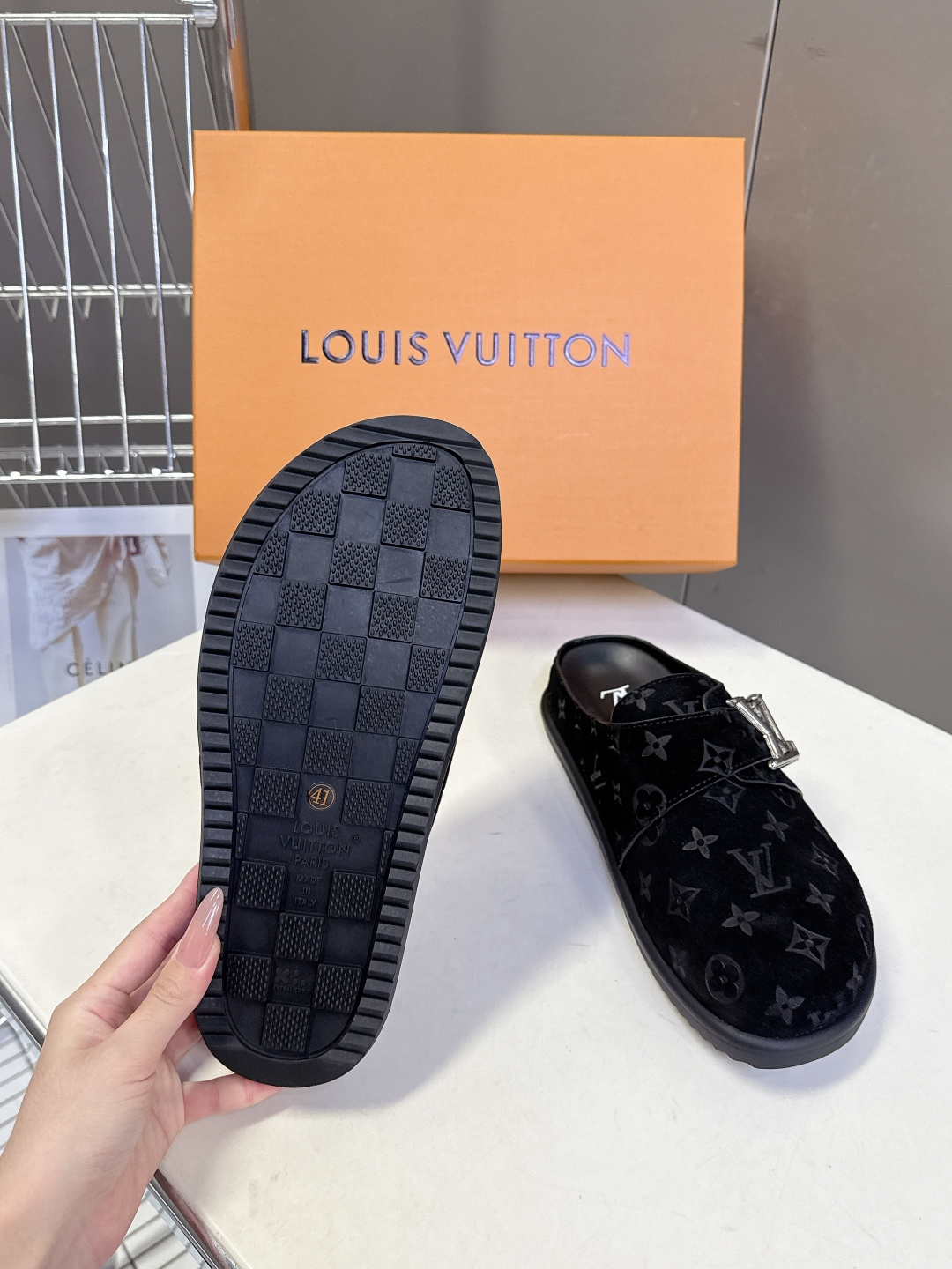 Louis Vuitton路易威登春夏最新款麂皮穆勒半拖超多明星网红种草 鞋身正面的金属LV字母搭扣是点