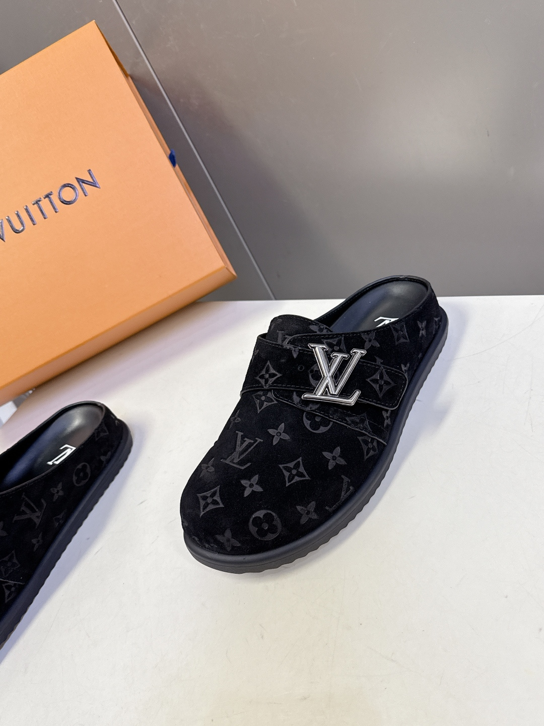 Louis Vuitton路易威登春夏最新款麂皮穆勒半拖超多明星网红种草 鞋身正面的金属LV字母搭扣是点