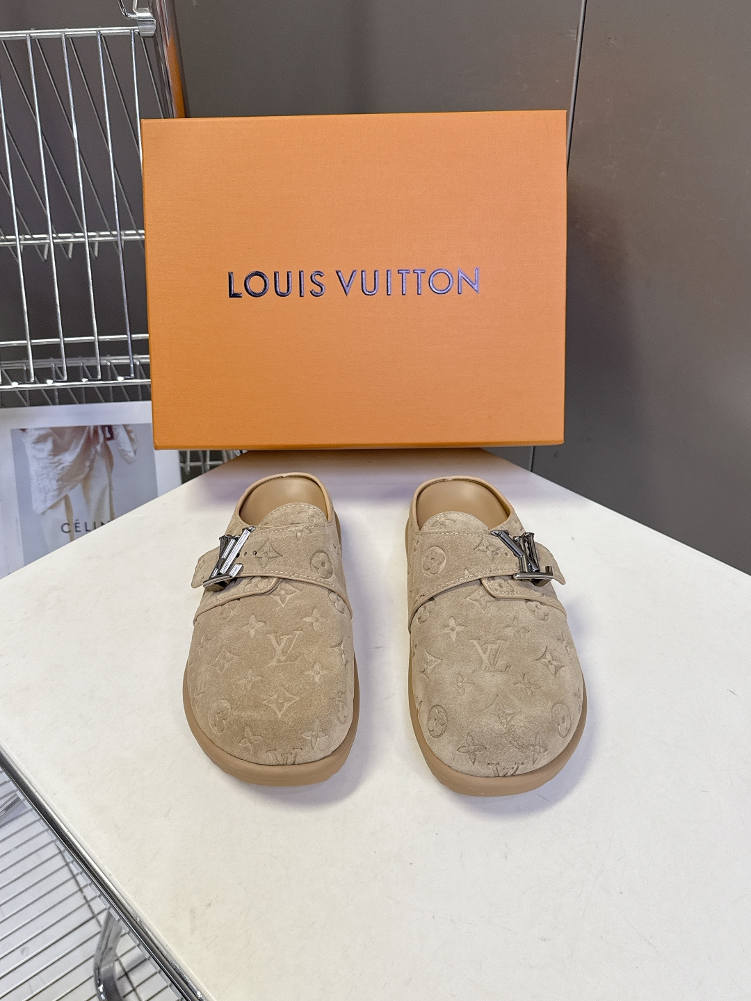 Louis Vuitton路易威登春夏最新款麂皮穆勒半拖超多明星网红种草 鞋身正面的金属LV字母搭扣是点