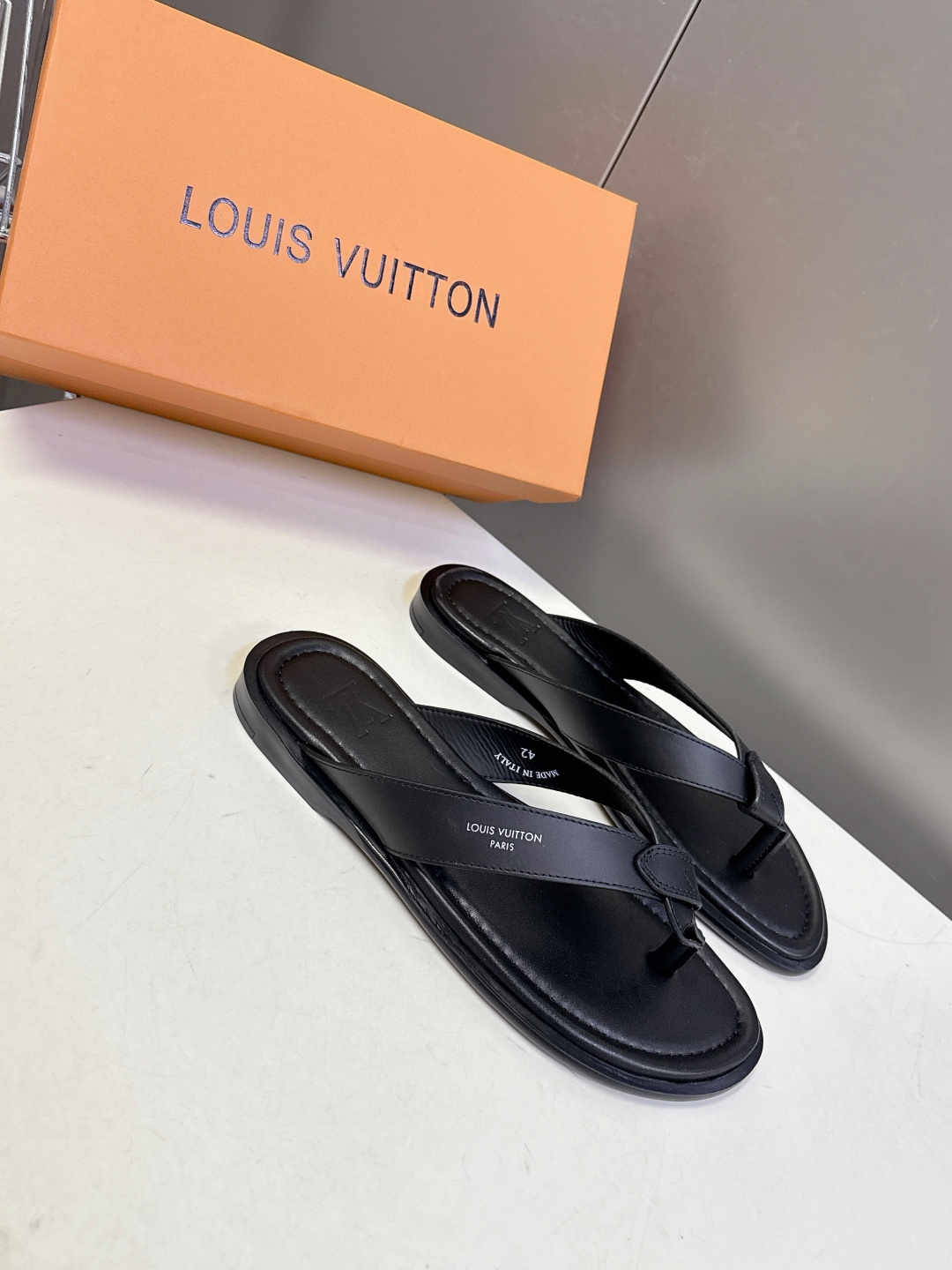Louis Vuitton路易威登春夏最新款人字拖超多明星网红种草 鞋面的皮革带上印有清晰的品牌logo