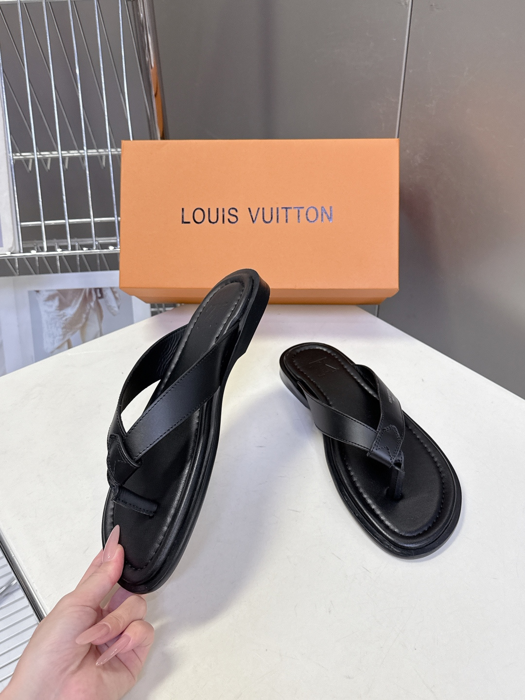 Louis Vuitton路易威登春夏最新款人字拖超多明星网红种草 鞋面的皮革带上印有清晰的品牌logo