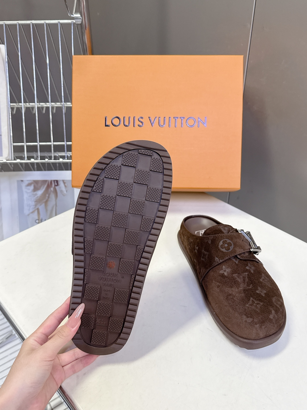 Louis Vuitton路易威登春夏最新款麂皮穆勒半拖超多明星网红种草 鞋身正面的金属LV字母搭扣是点