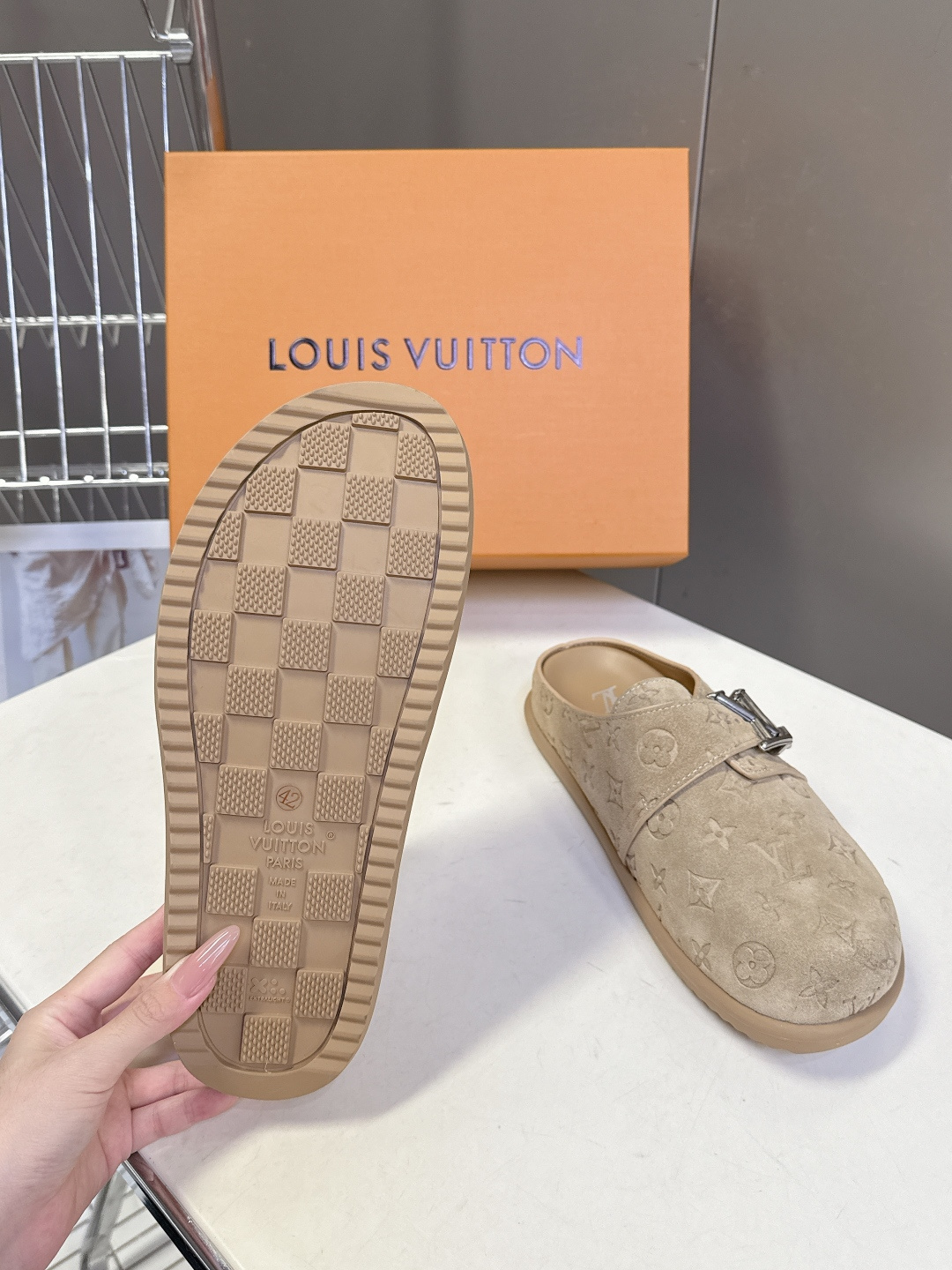 Louis Vuitton路易威登春夏最新款麂皮穆勒半拖超多明星网红种草 鞋身正面的金属LV字母搭扣是点