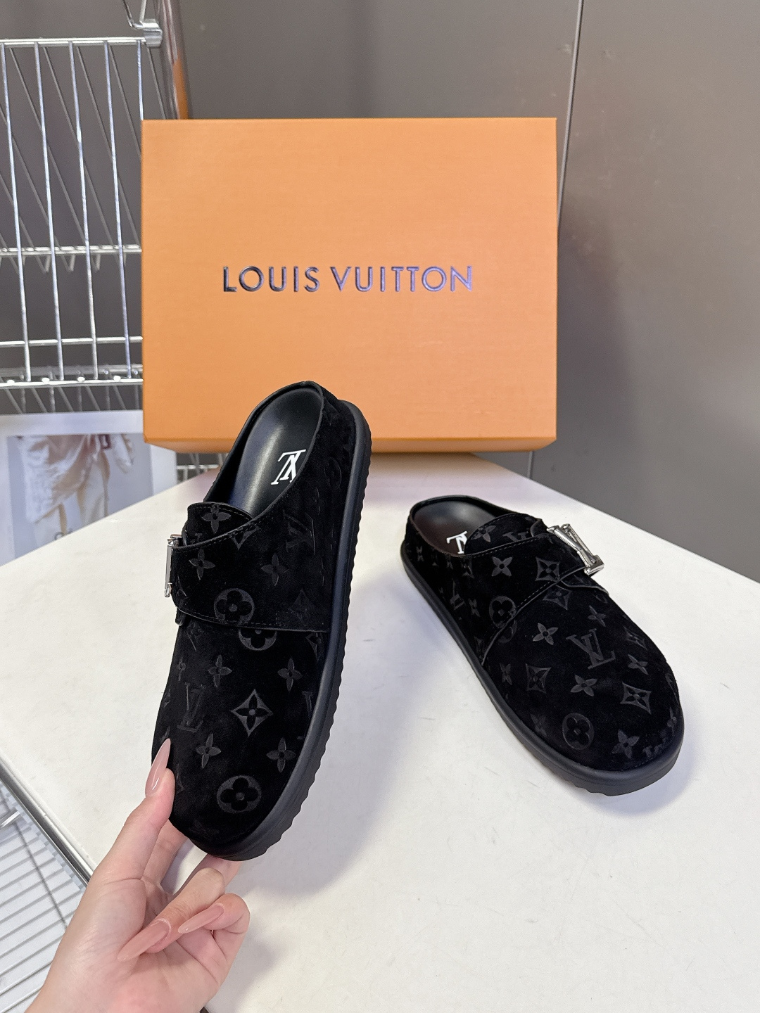 Louis Vuitton路易威登春夏最新款麂皮穆勒半拖超多明星网红种草 鞋身正面的金属LV字母搭扣是点
