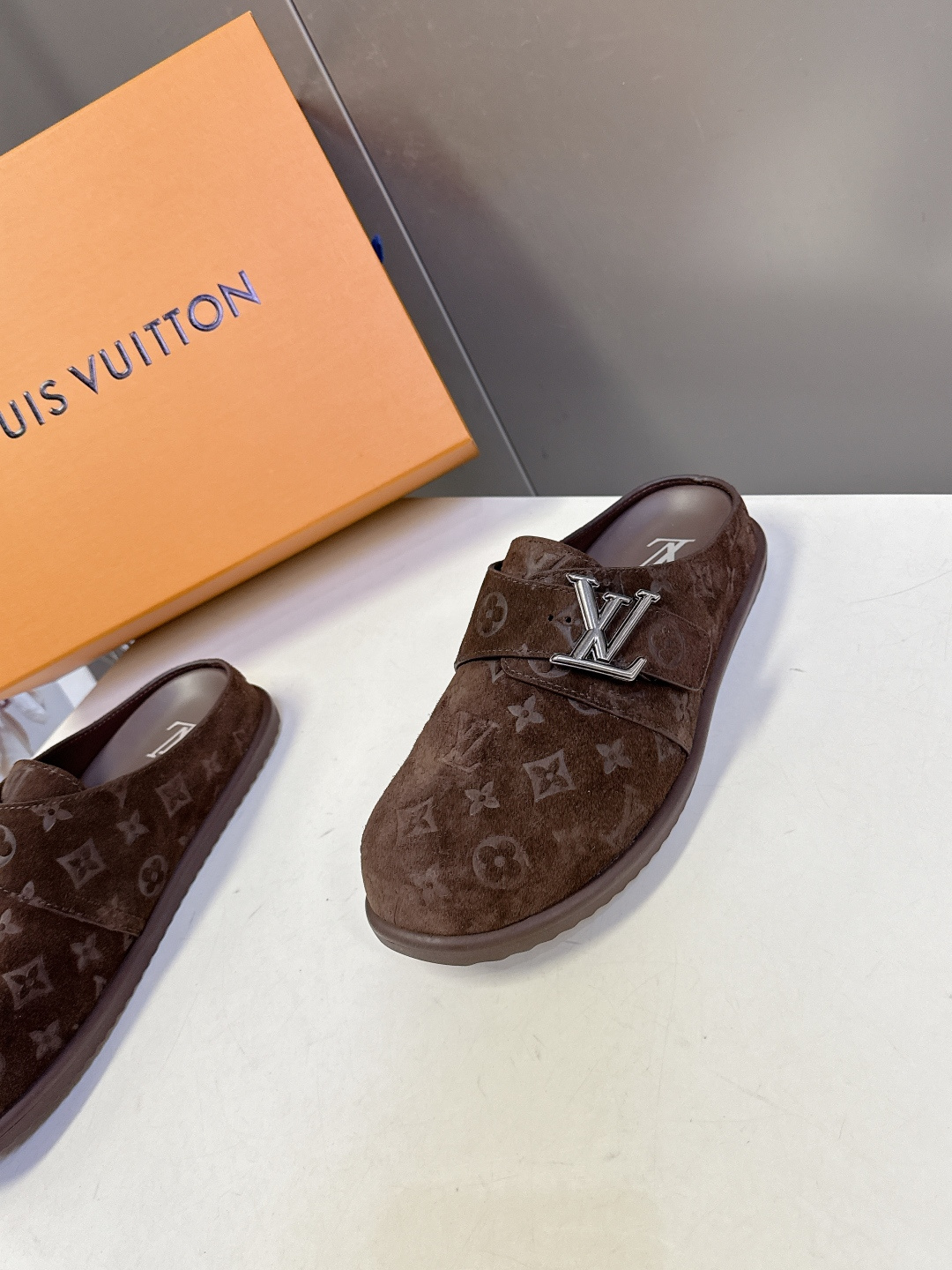 Louis Vuitton路易威登春夏最新款麂皮穆勒半拖超多明星网红种草 鞋身正面的金属LV字母搭扣是点