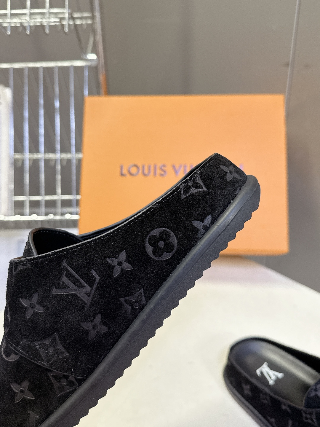 Louis Vuitton路易威登春夏最新款麂皮穆勒半拖超多明星网红种草 鞋身正面的金属LV字母搭扣是点
