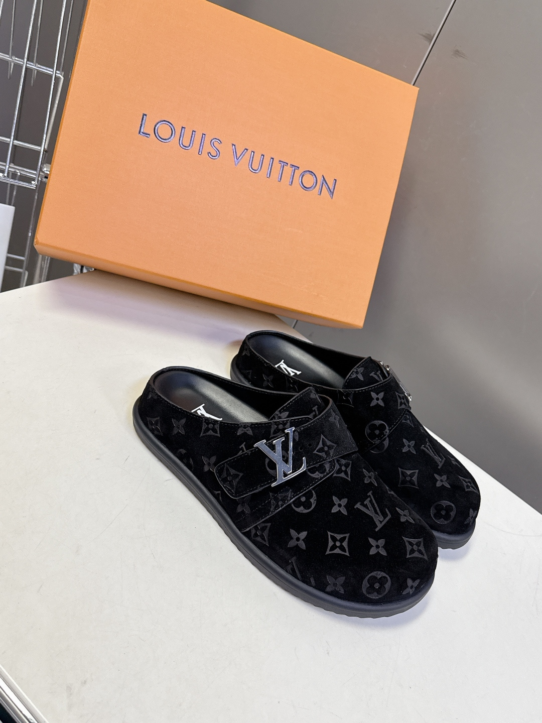 Louis Vuitton路易威登春夏最新款麂皮穆勒半拖超多明星网红种草 鞋身正面的金属LV字母搭扣是点