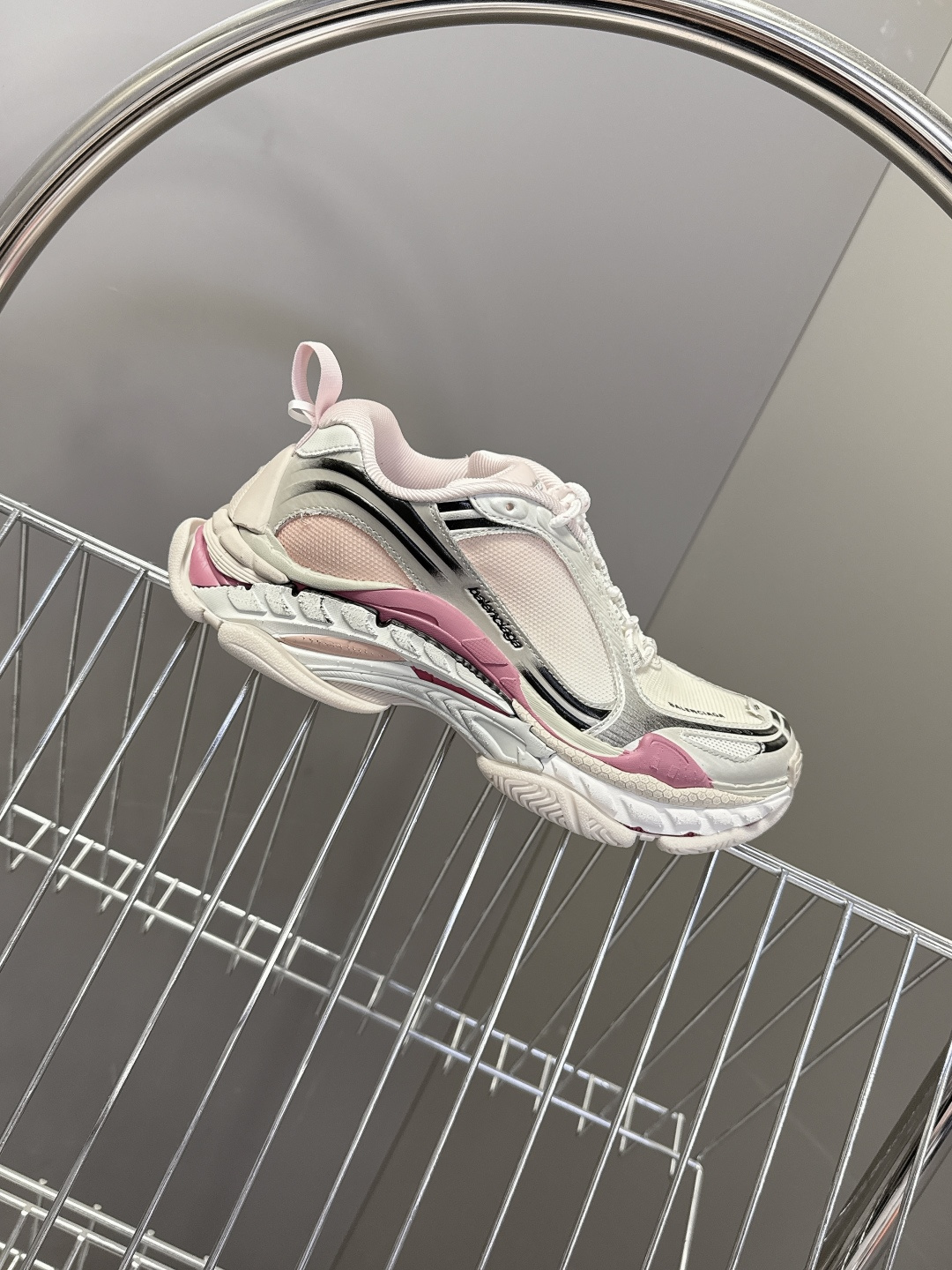 巴黎世家Balenciaga春夏最新情侣款Triple S.2 老爹鞋超多明星网红种草 鞋身由68个独立