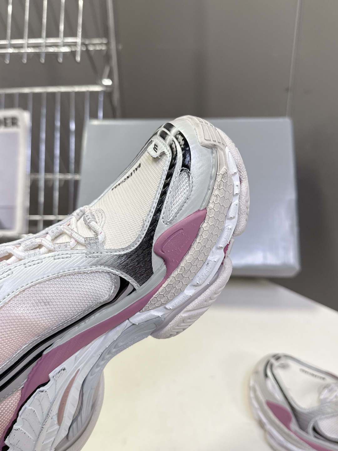 巴黎世家Balenciaga春夏最新情侣款Triple S.2 老爹鞋超多明星网红种草 鞋身由68个独立