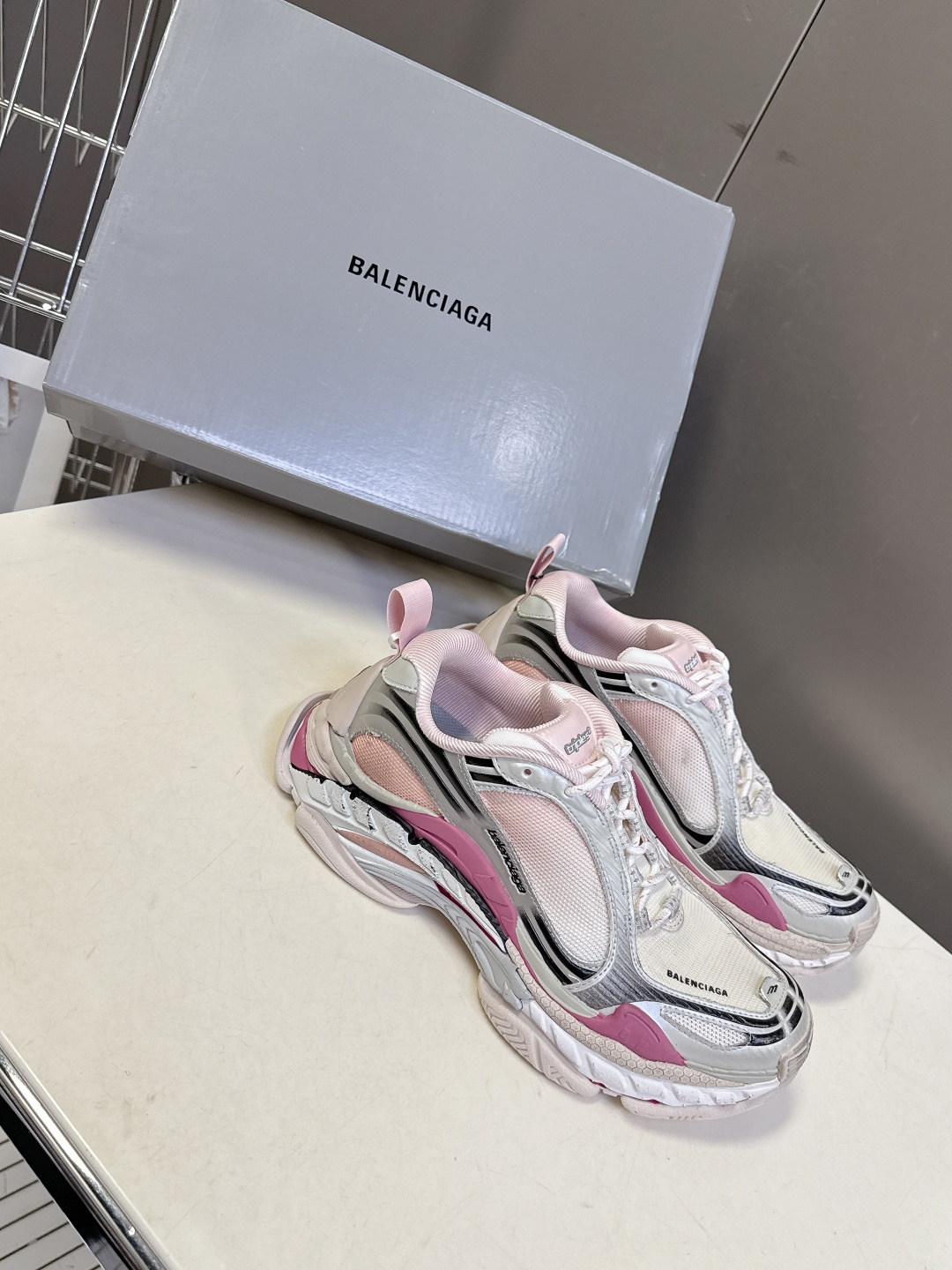 巴黎世家Balenciaga春夏最新情侣款Triple S.2 老爹鞋超多明星网红种草 鞋身由68个独立