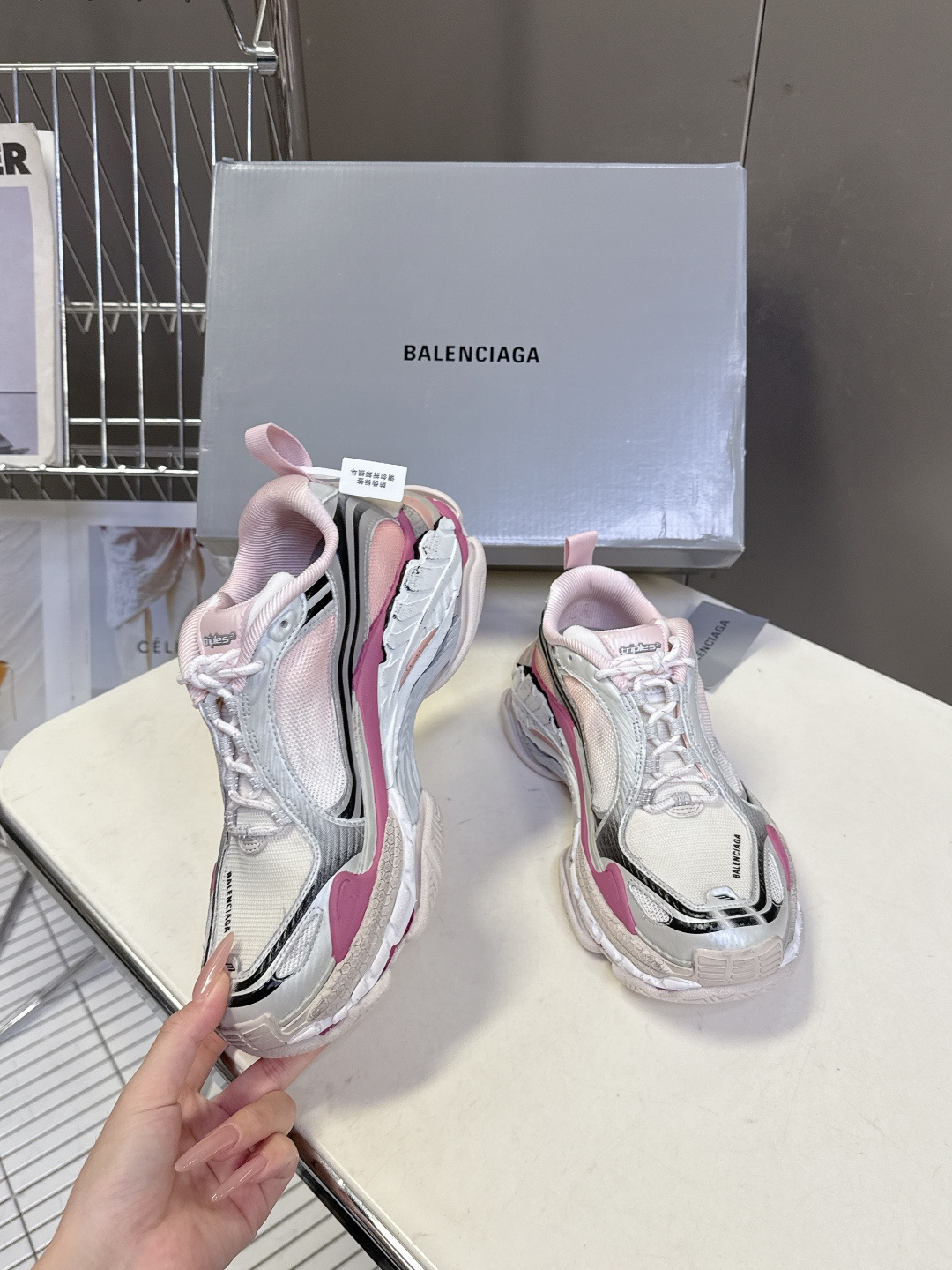巴黎世家Balenciaga春夏最新情侣款Triple S.2 老爹鞋超多明星网红种草 鞋身由68个独立
