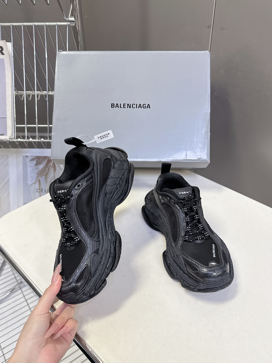 巴黎世家Balenciaga春夏最新情侣款Triple S.2 老爹鞋超多明星网红种草 鞋身由68个独立