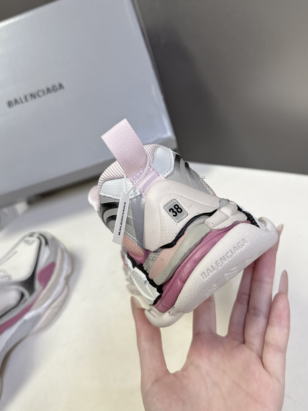 巴黎世家Balenciaga春夏最新情侣款Triple S.2 老爹鞋超多明星网红种草 鞋身由68个独立
