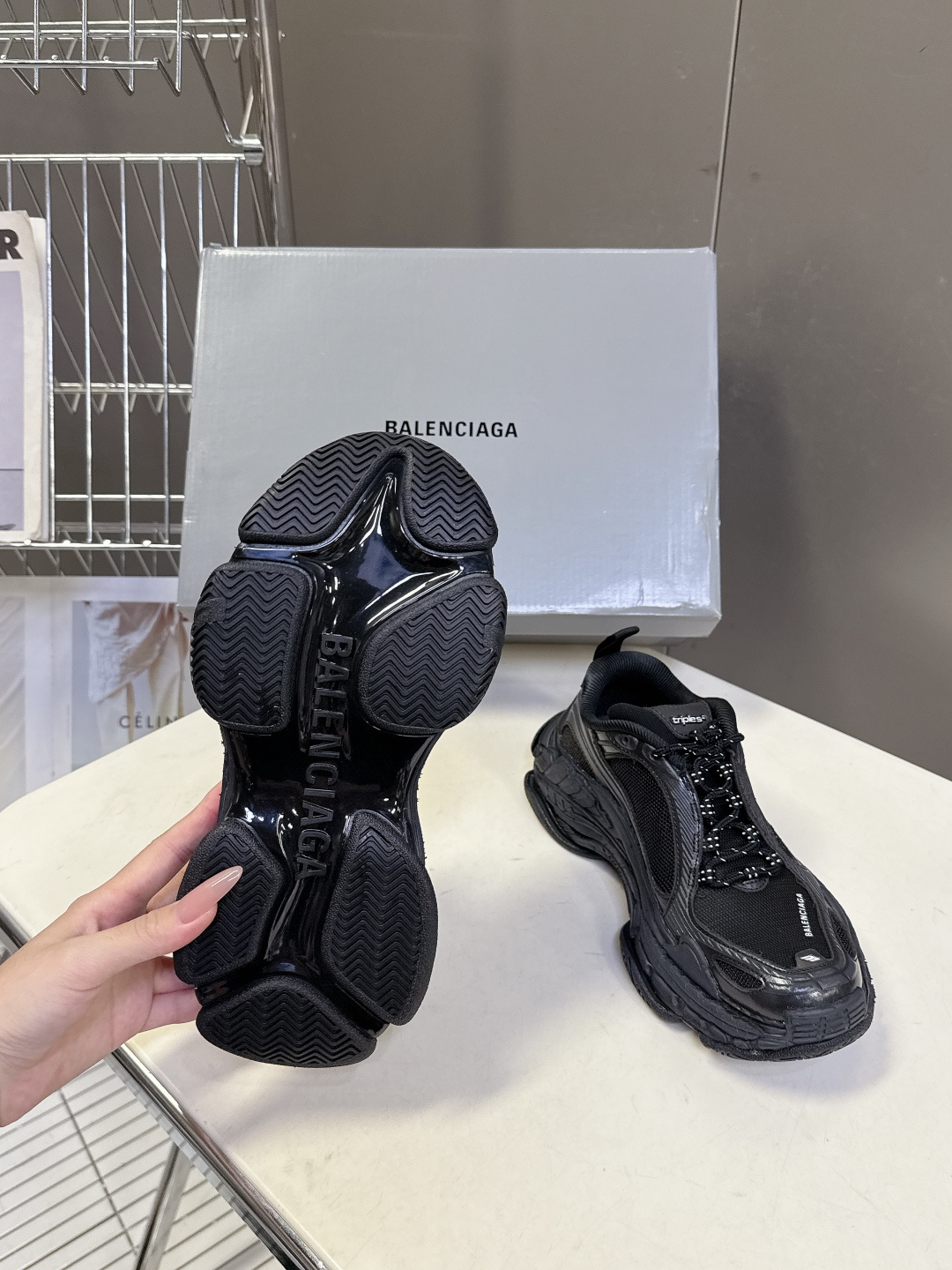巴黎世家Balenciaga春夏最新情侣款Triple S.2 老爹鞋超多明星网红种草 鞋身由68个独立