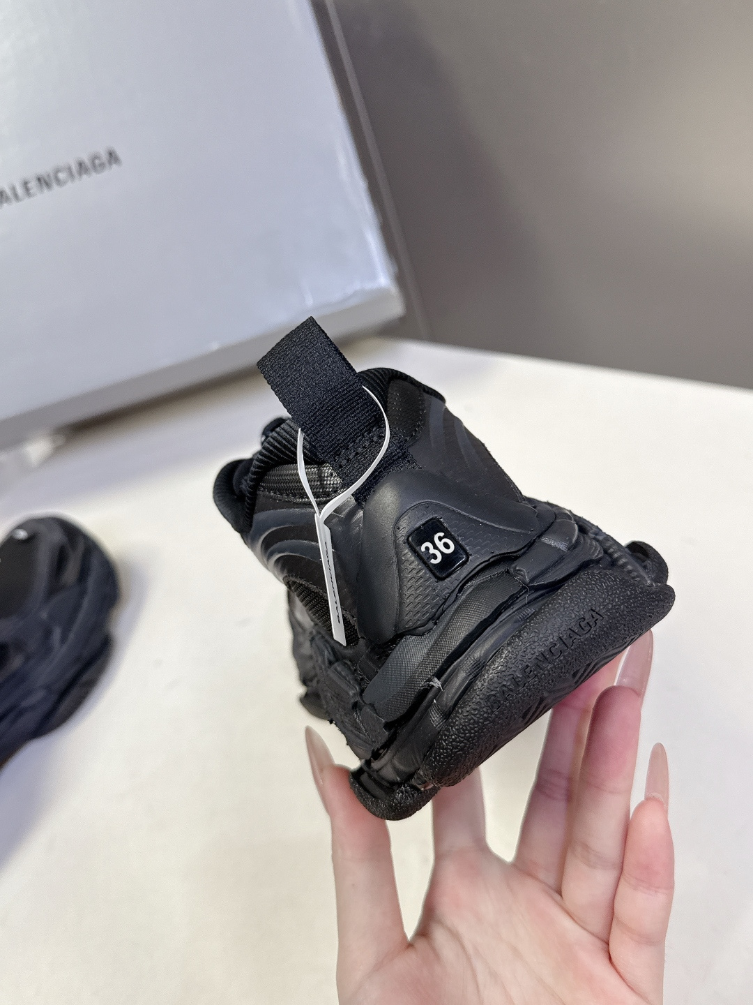 巴黎世家Balenciaga春夏最新情侣款Triple S.2 老爹鞋超多明星网红种草 鞋身由68个独立