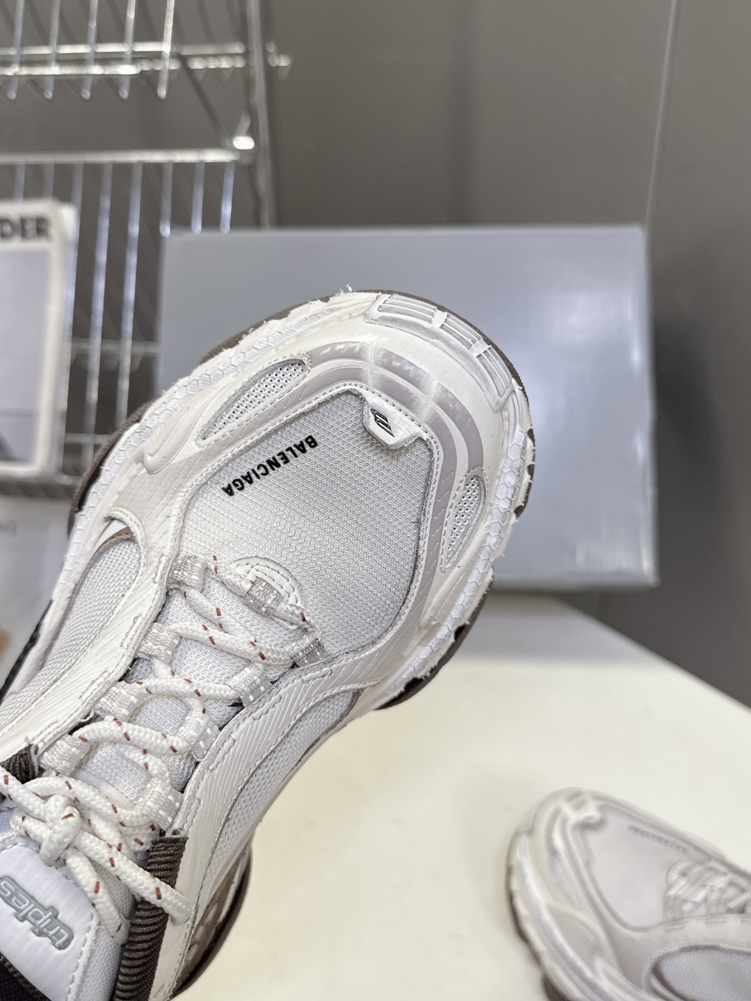 巴黎世家Balenciaga春夏最新情侣款Triple S.2 老爹鞋超多明星网红种草 鞋身由68个独立