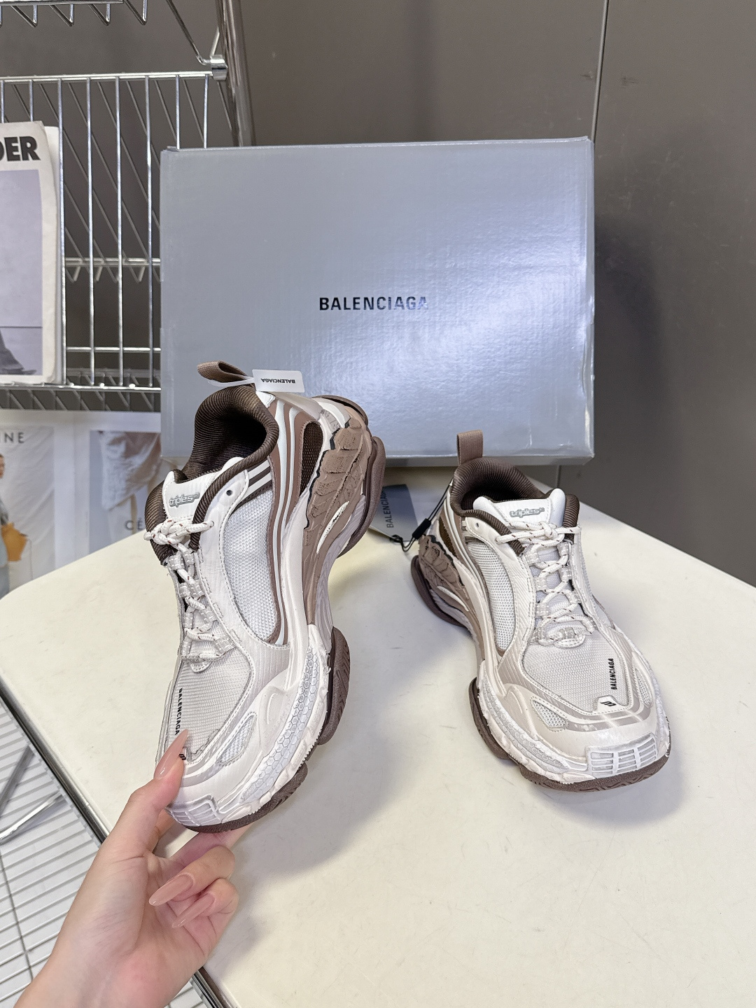巴黎世家Balenciaga春夏最新情侣款Triple S.2 老爹鞋超多明星网红种草 鞋身由68个独立