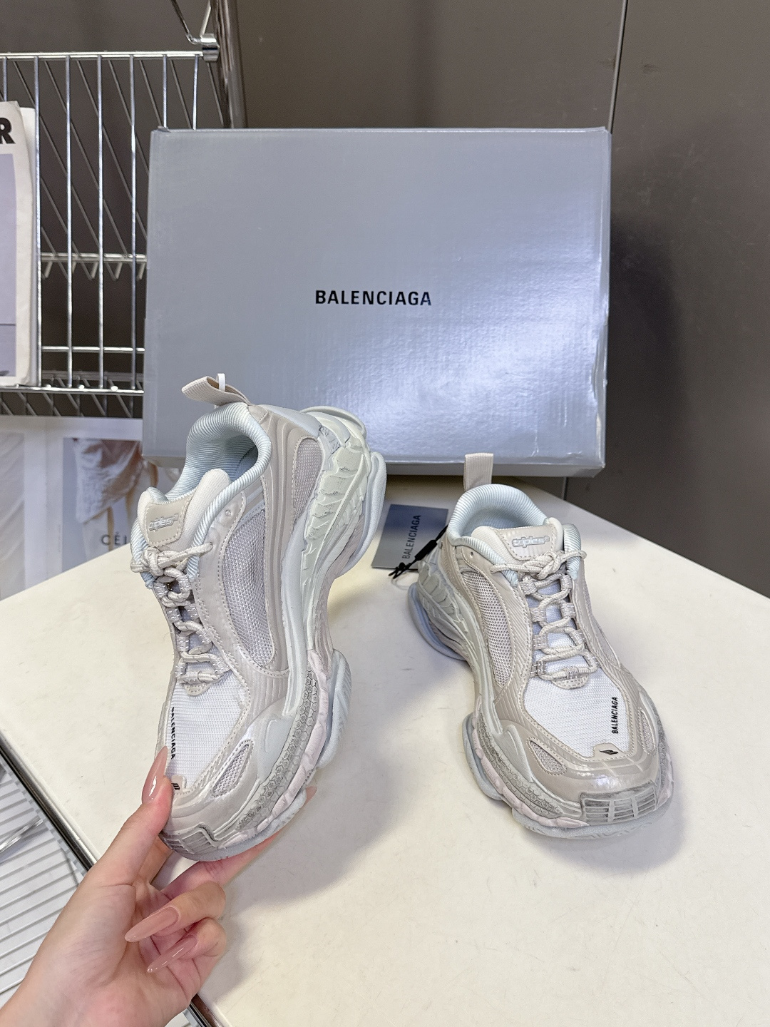 巴黎世家Balenciaga春夏最新情侣款Triple S.2 老爹鞋超多明星网红种草 鞋身由68个独立
