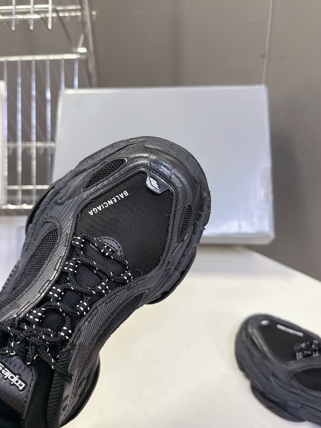 巴黎世家Balenciaga春夏最新情侣款Triple S.2 老爹鞋超多明星网红种草 鞋身由68个独立