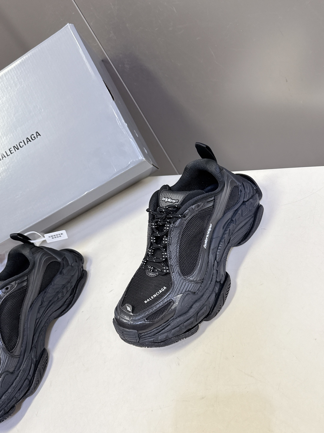 巴黎世家Balenciaga春夏最新情侣款Triple S.2 老爹鞋超多明星网红种草 鞋身由68个独立