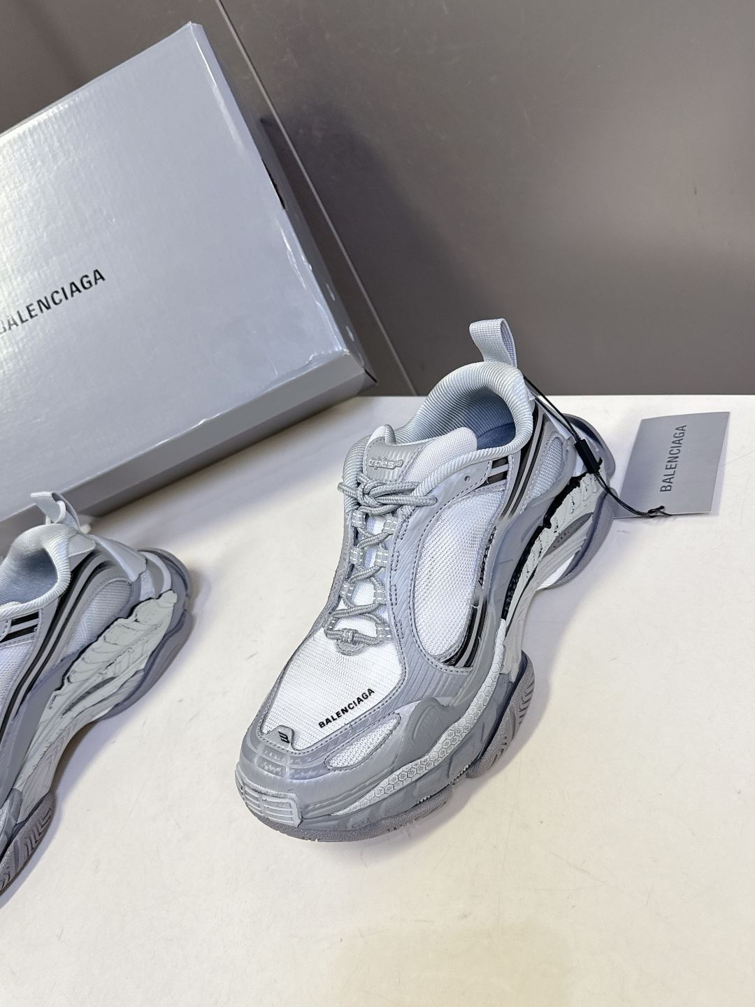 巴黎世家Balenciaga春夏最新情侣款Triple S.2 老爹鞋超多明星网红种草 鞋身由68个独立
