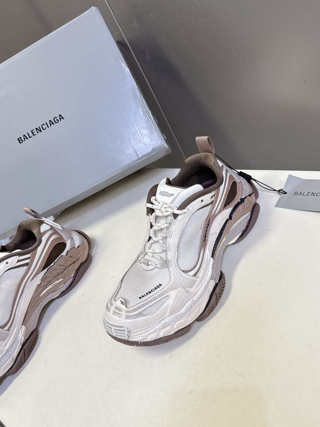 巴黎世家Balenciaga春夏最新情侣款Triple S.2 老爹鞋超多明星网红种草 鞋身由68个独立