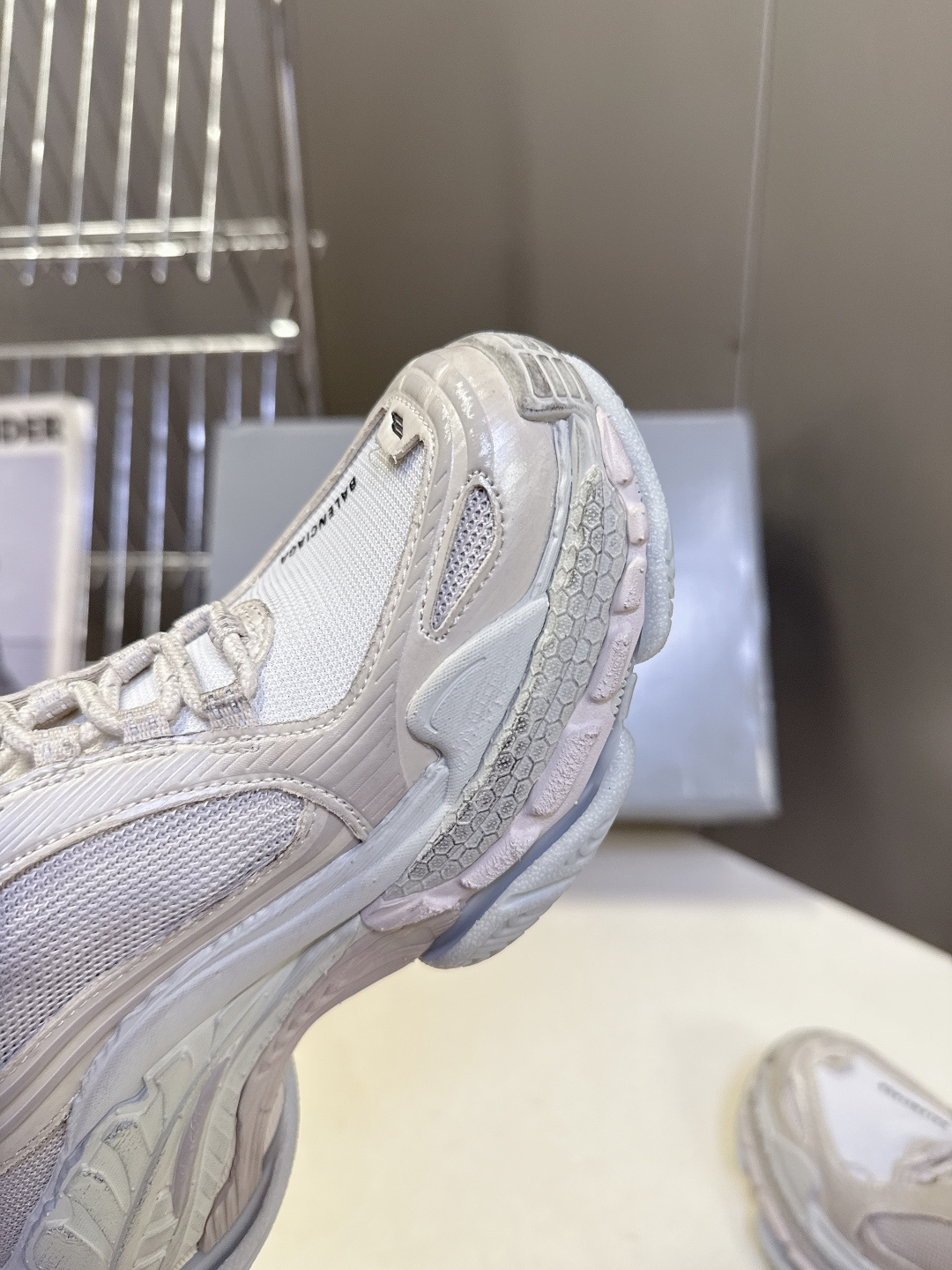 巴黎世家Balenciaga春夏最新情侣款Triple S.2 老爹鞋超多明星网红种草 鞋身由68个独立