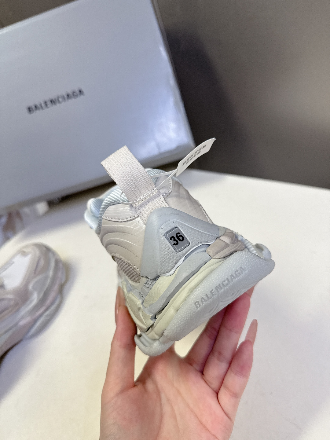 巴黎世家Balenciaga春夏最新情侣款Triple S.2 老爹鞋超多明星网红种草 鞋身由68个独立