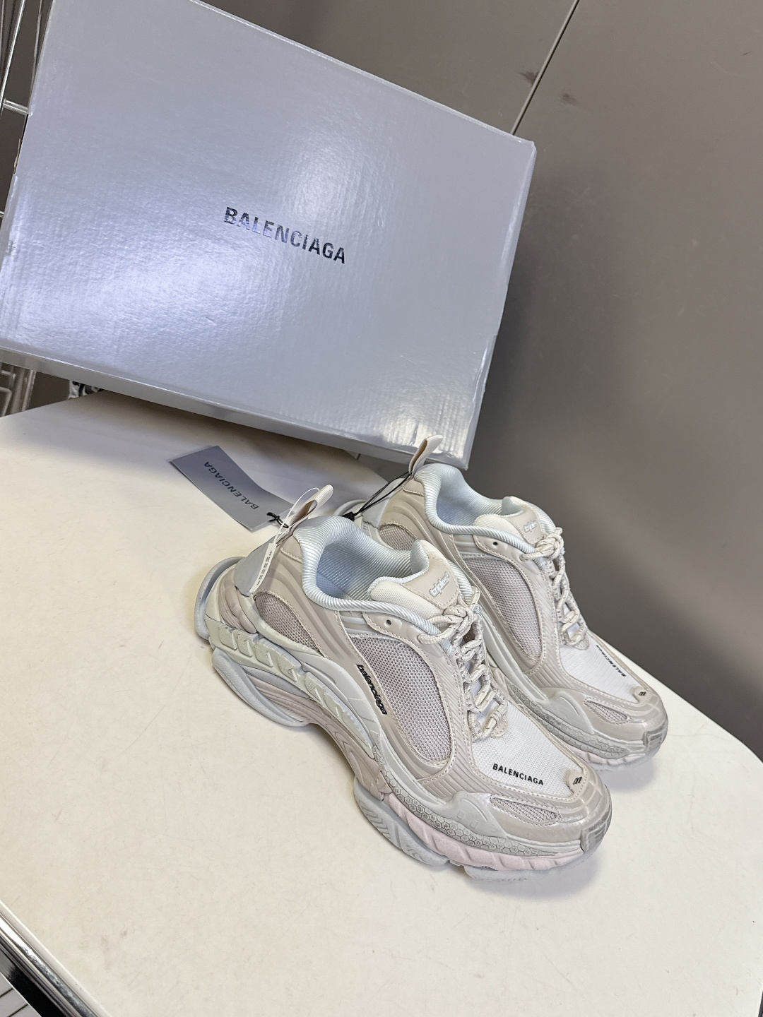 巴黎世家Balenciaga春夏最新情侣款Triple S.2 老爹鞋超多明星网红种草 鞋身由68个独立