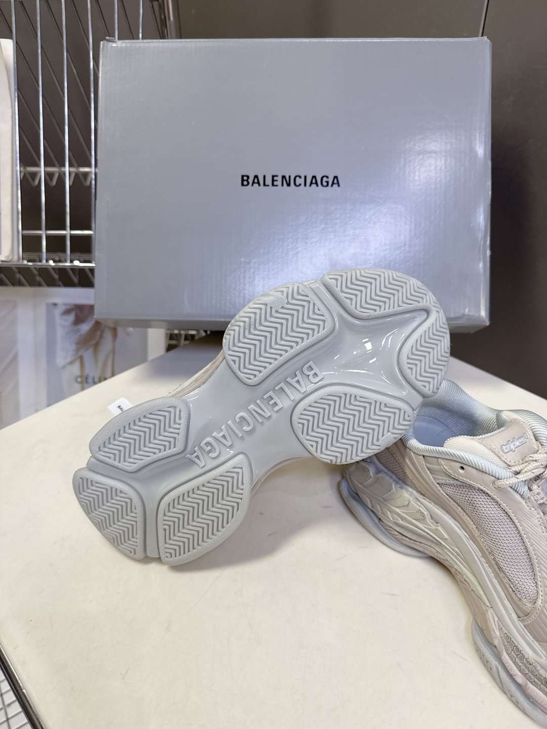 巴黎世家Balenciaga春夏最新情侣款Triple S.2 老爹鞋超多明星网红种草 鞋身由68个独立