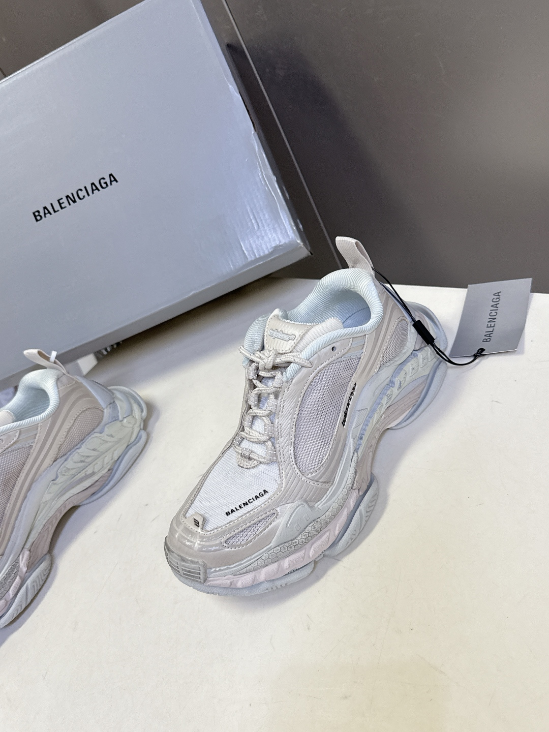 巴黎世家Balenciaga春夏最新情侣款Triple S.2 老爹鞋超多明星网红种草 鞋身由68个独立