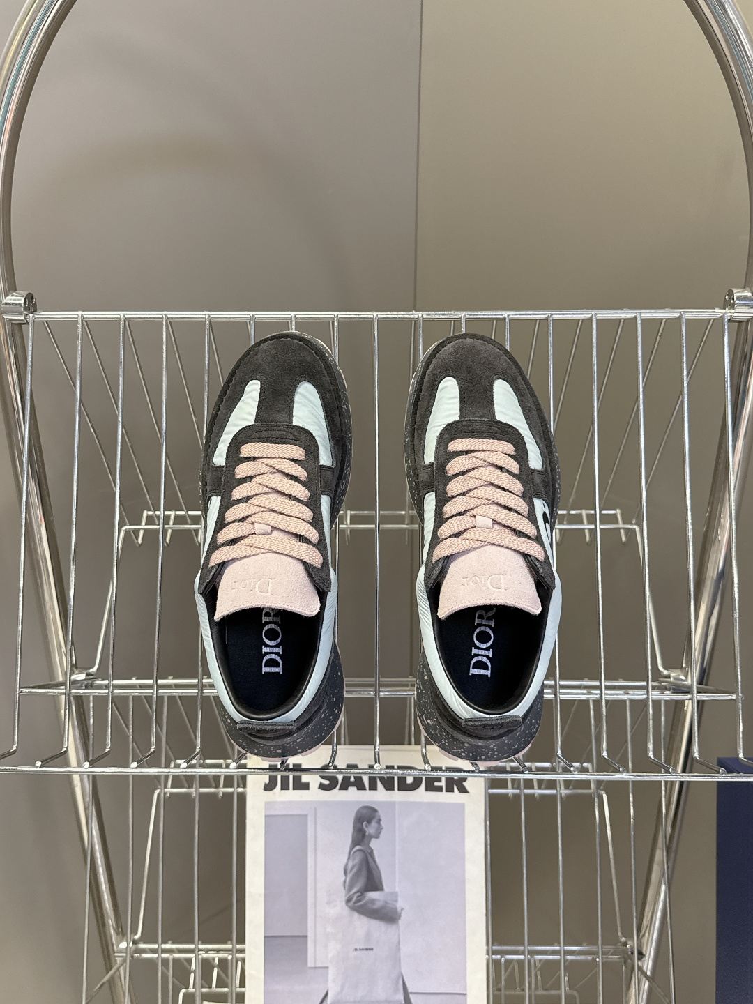 迪奥Dior春夏最新款复古运动鞋 超多明星网红种草 采用上世纪70-80年代的慢跑鞋轮廓 鞋身线条流畅 