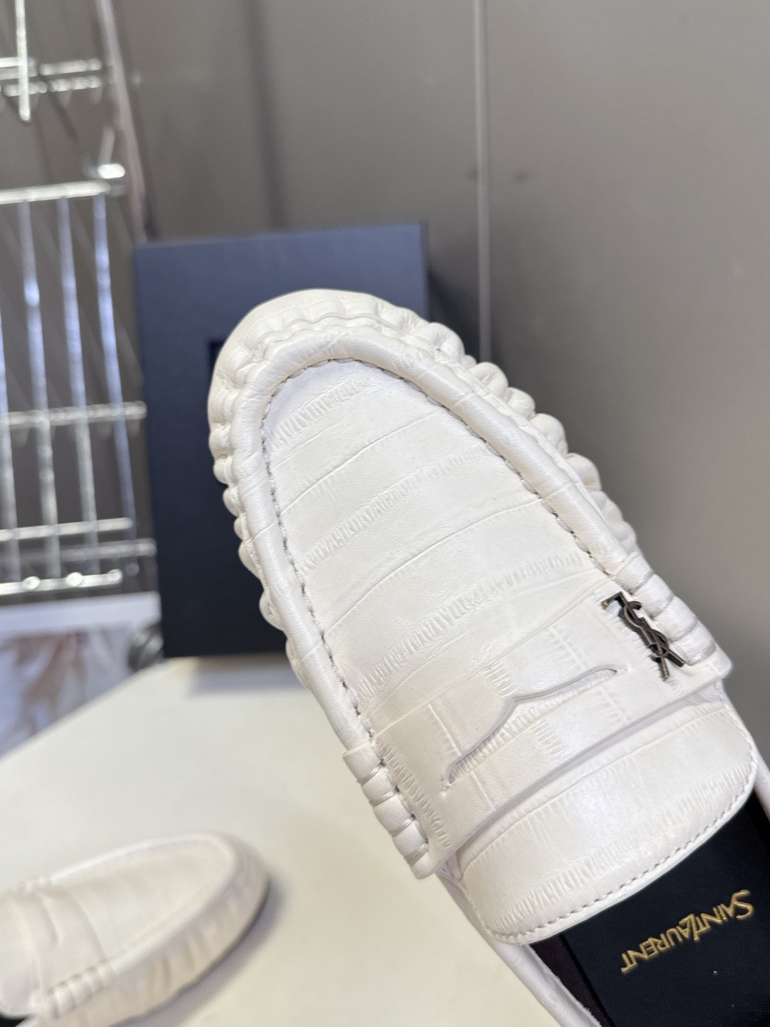 Saint Laurent圣罗兰经典乐福半拖小皮鞋、超级超级无敌火爆的一个款这款我们家每个版面的五金扣都