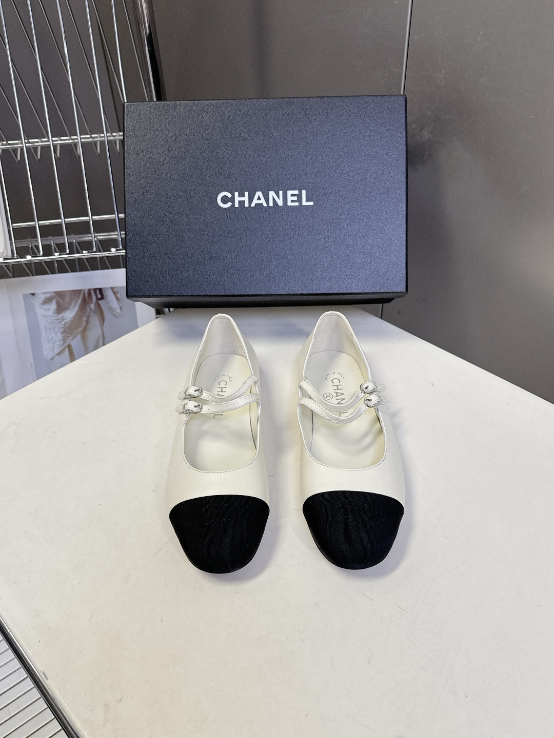 香奈儿Chanel经典玛丽珍平底芭蕾鞋超多明星网红种草 鞋头经典品牌logo双C压纹 和鞋面混种羊皮形成