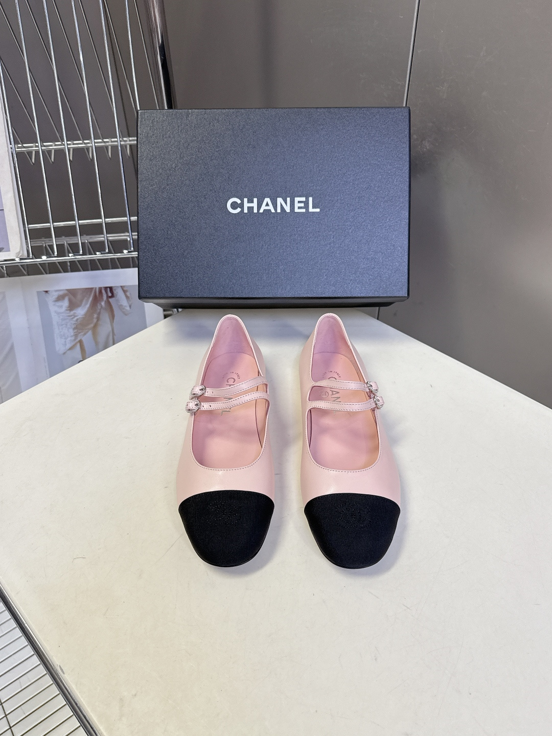 香奈儿Chanel经典玛丽珍平底芭蕾鞋超多明星网红种草 鞋头经典品牌logo双C压纹 和鞋面混种羊皮形成