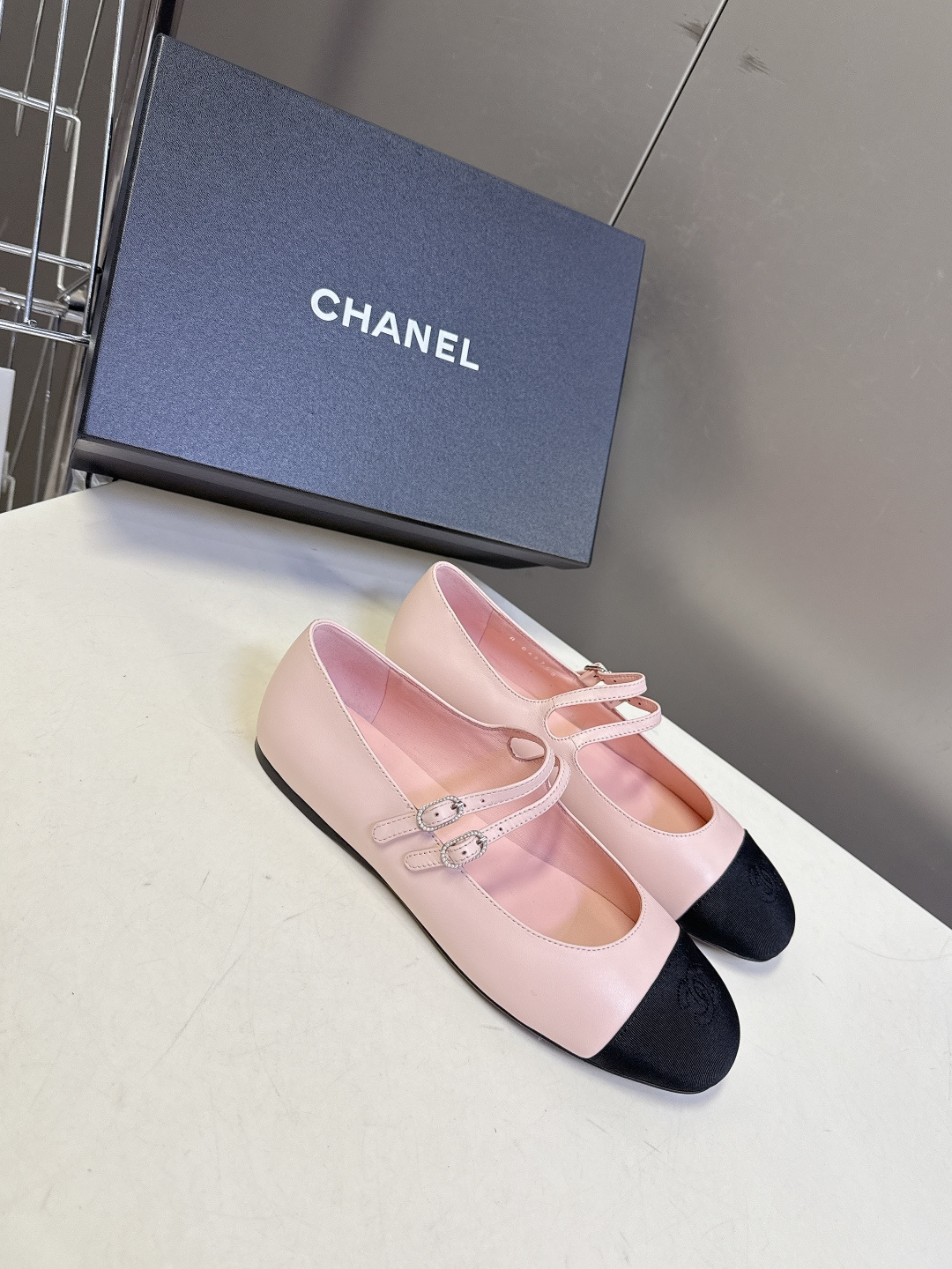香奈儿Chanel经典玛丽珍平底芭蕾鞋超多明星网红种草 鞋头经典品牌logo双C压纹 和鞋面混种羊皮形成 香奈儿Chanel经典玛丽珍平底芭蕾鞋超多明星网红种草 鞋头经典品牌logo双C压纹 和鞋面混种羊皮形成