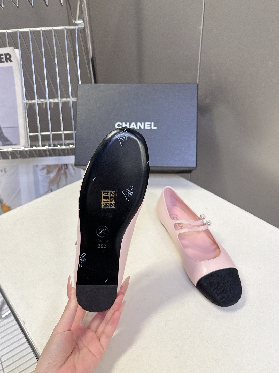 香奈儿Chanel经典玛丽珍平底芭蕾鞋超多明星网红种草 鞋头经典品牌logo双C压纹 和鞋面混种羊皮形成 香奈儿Chanel经典玛丽珍平底芭蕾鞋超多明星网红种草 鞋头经典品牌logo双C压纹 和鞋面混种羊皮形成